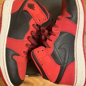 Air Jordan 1 Mid red/black size 5y